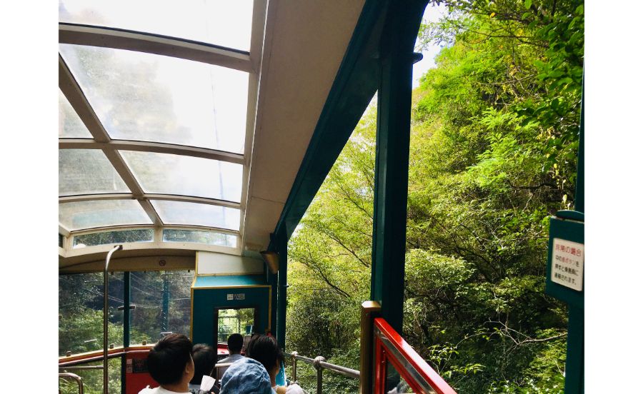 ぐんぐんと傾斜を上るケーブルカー