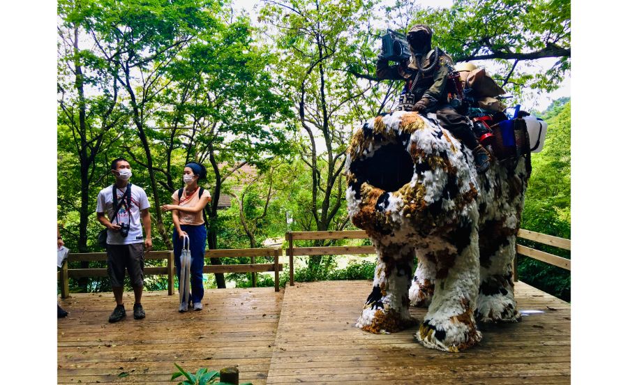 作品の横にいるのは、CLEMOMOの二人