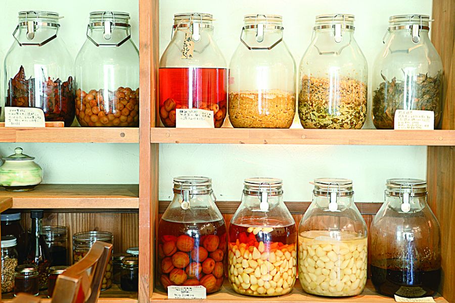 発酵された食材が入った瓶が並ぶ