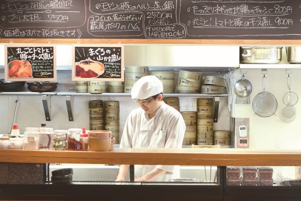 カウンターで調理する人