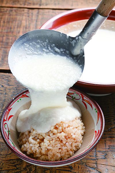 とろろをご飯にかける様子