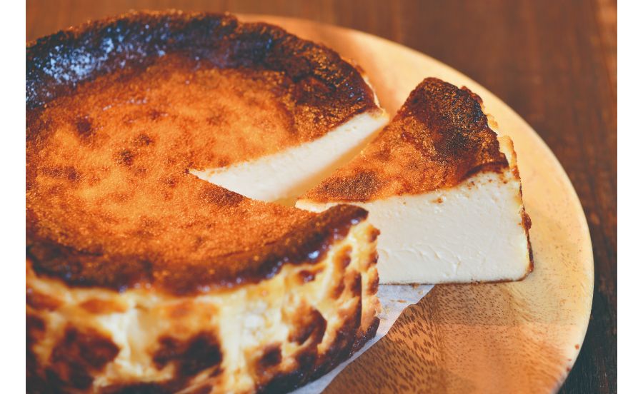 しっかりと焦げ目のついたチーズケーキ