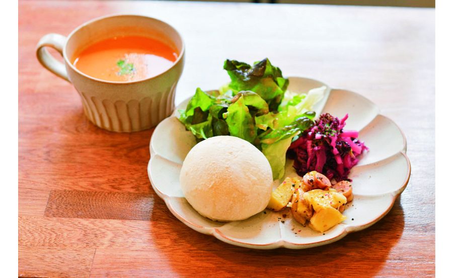 スープにパン、サラダが付くスープセット