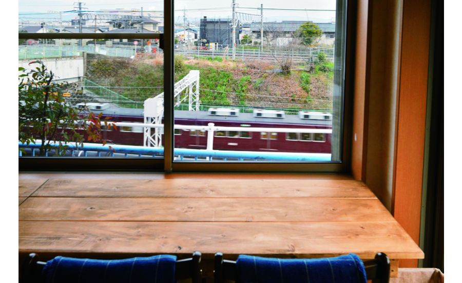 電車ビューな窓際カウンター席