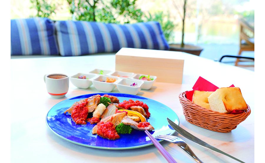 但馬鶏のもも炭火焼き～完熟トマトとガーリックソース