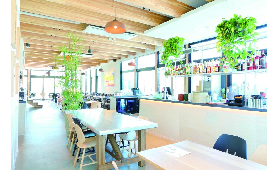 すっきりした空間の安満遺跡公園内のカフェ