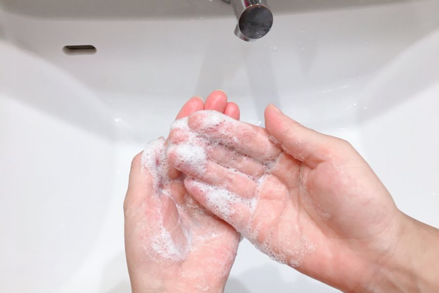 泡でやさしく洗う