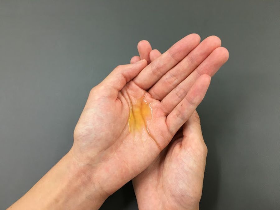 手のひらに化粧水をのせた様子
