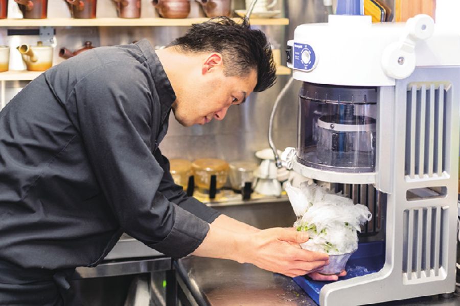 かき氷を作る店主