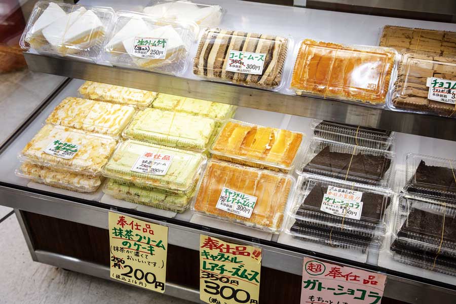陳列されたケーキ