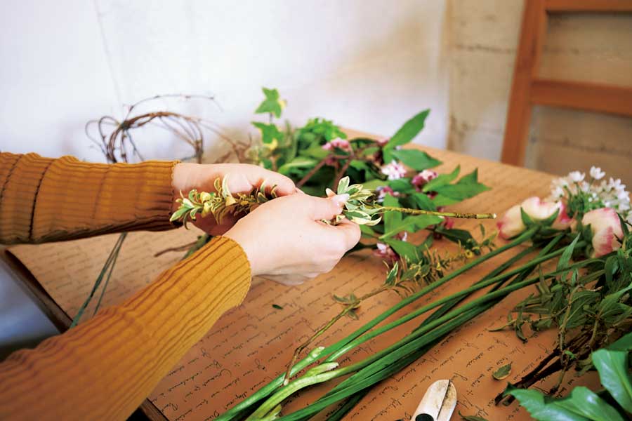 花を持った手元
