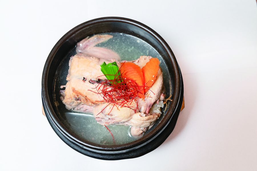 圧力鍋で煮込まれた鶏が入ったサムゲタン