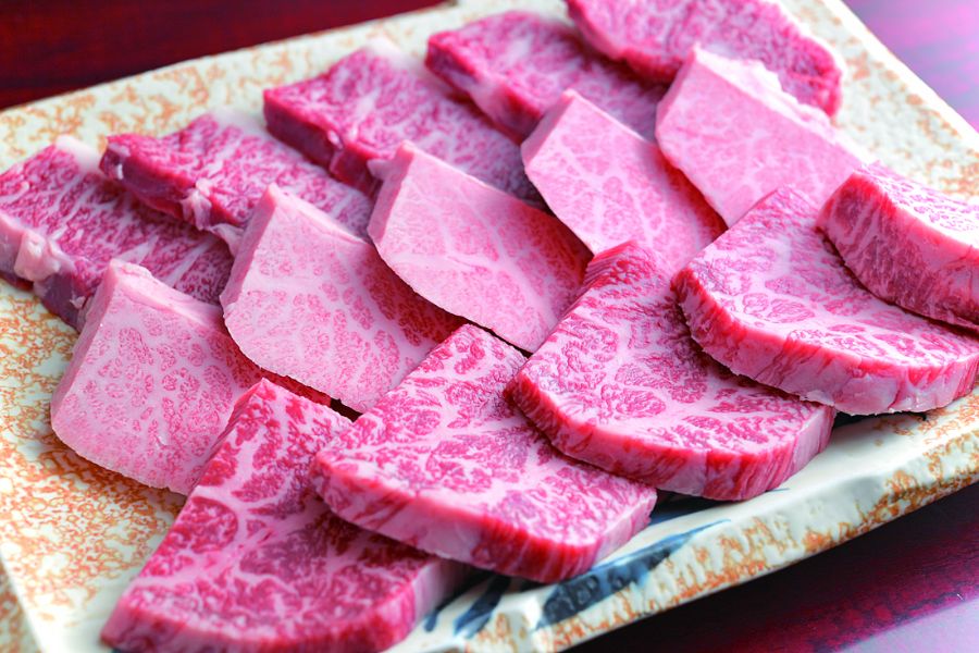 皿に盛られた肉