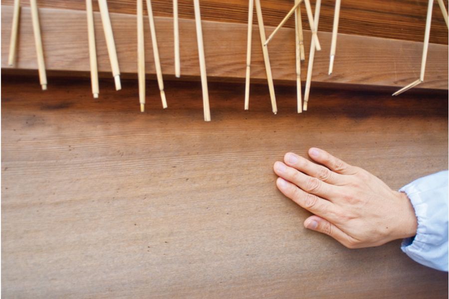 板戸をたたく手元