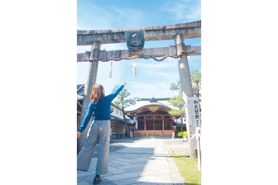 お賽銭を投げ入れる女性