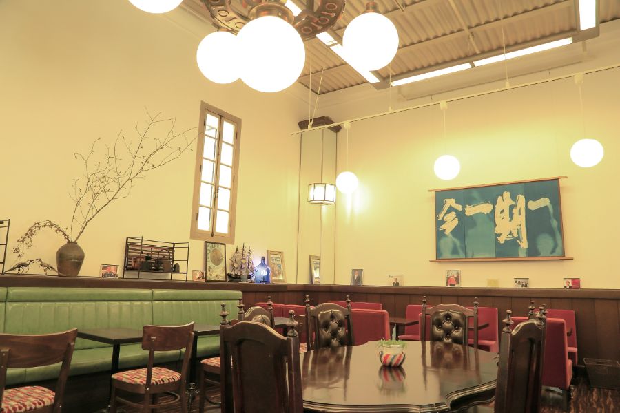 金庫室の名残を感じる店内