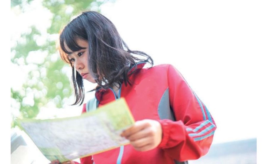 マップを見る女の子