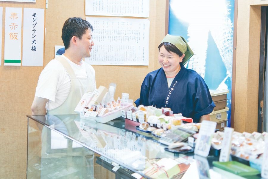 店舗でほほ笑みあう松家光史さん 千英子さんご夫妻