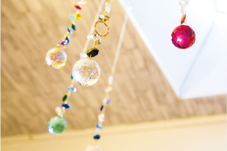 光に反射してきらめくサンキャッチャー