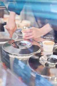 蓋つきのショーケースのアイス