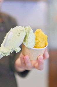 ジェラートをカップに盛り付ける手元