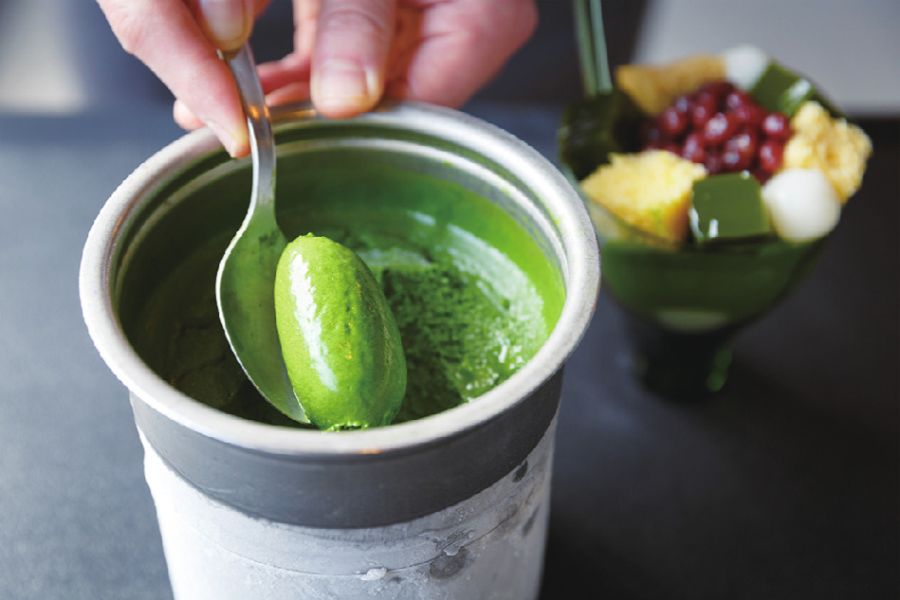 抹茶アイスをトッピングする手元