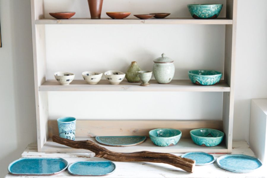 様々な食器が展示されたギャラリー