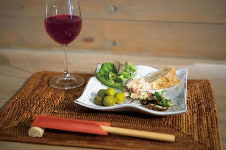 ワインにアテが並ぶ様子