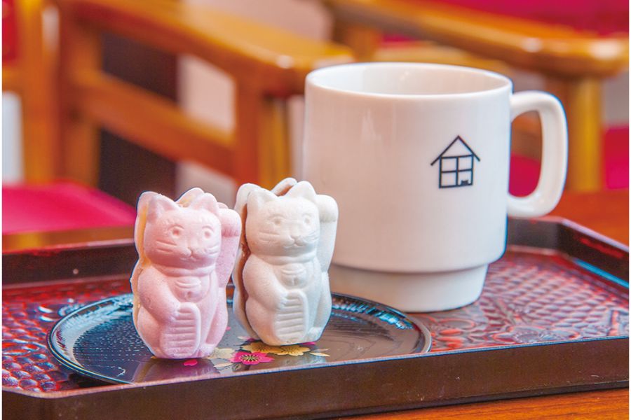 招き猫の形をした最中