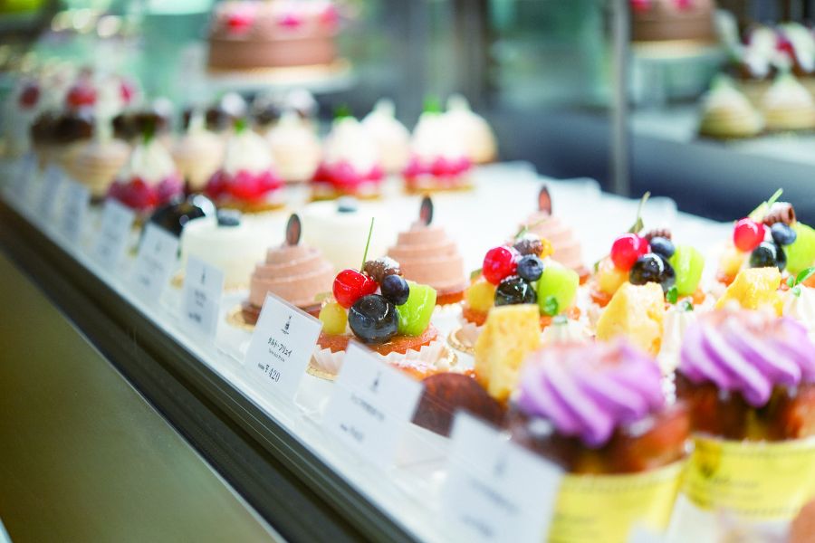 ショーケースに並ぶ色とりどりのケーキ