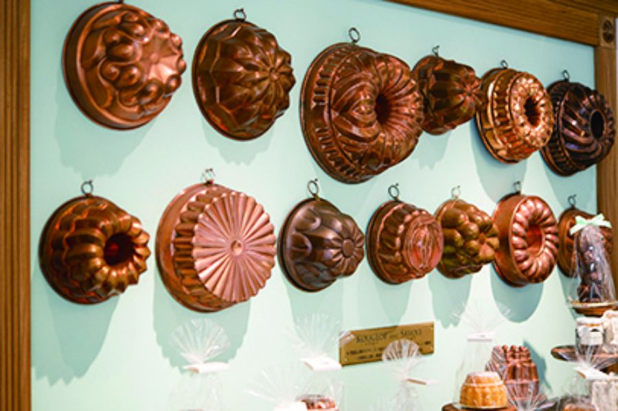 壁に吊るされた焼き菓子の型