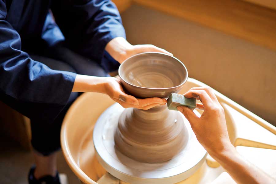 ろくろを回す手元