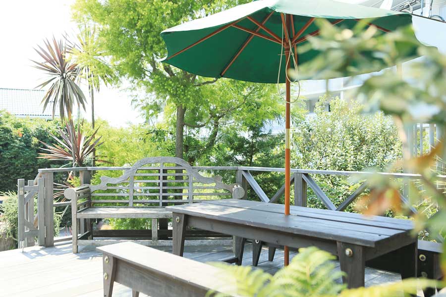 気持ちよさそうなテラス席