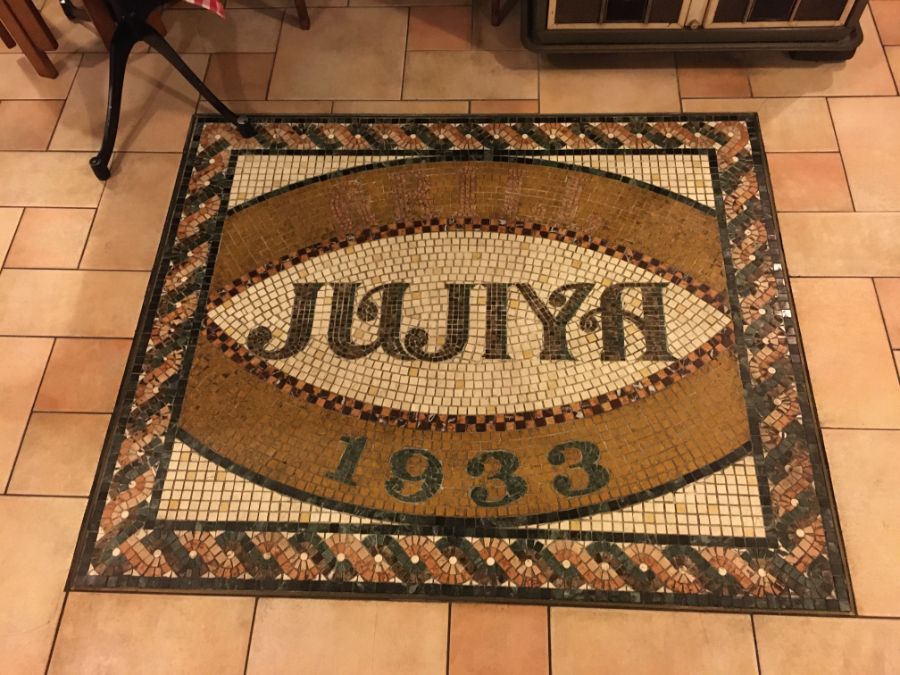 「JUJIYA」と書かれたモザイクタイル
