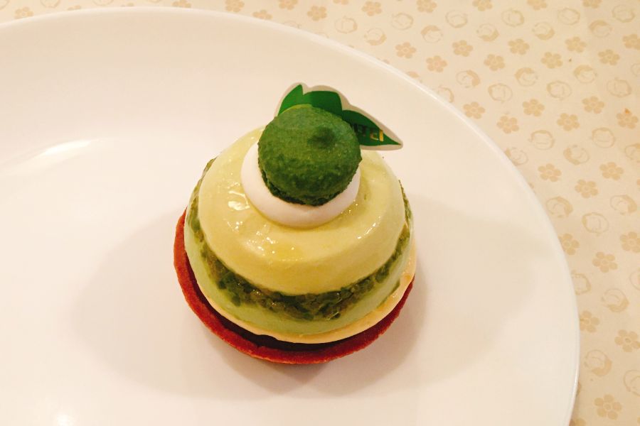 3層になった抹茶とピスタチオのタルト
