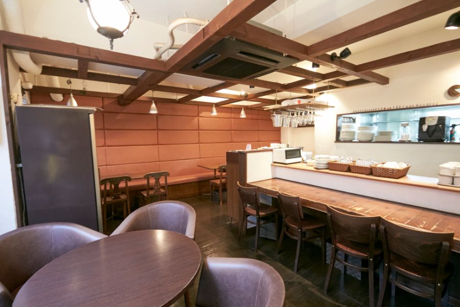 カウンダ―席のある店内