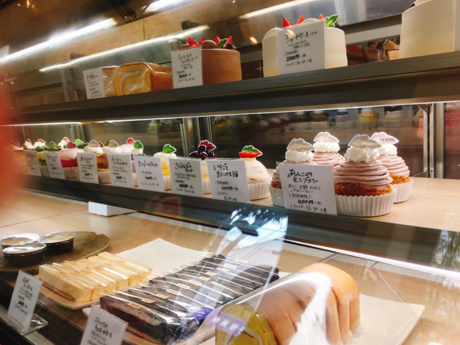 ショーケースに並ぶケーキ