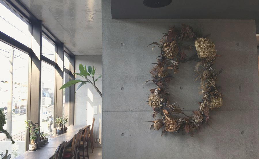 大きなリース型のドライフラワー