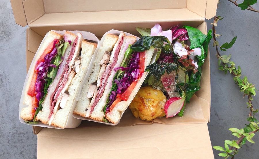 具材がたっぷりの彩りもきれいなサンドイッチ