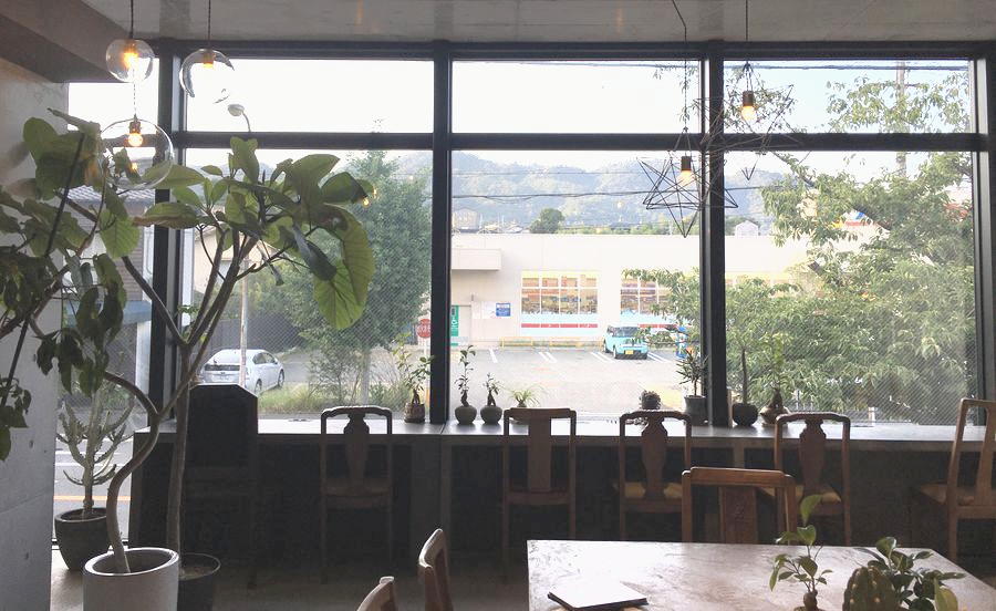 大きな窓の向こうには箕面の山々