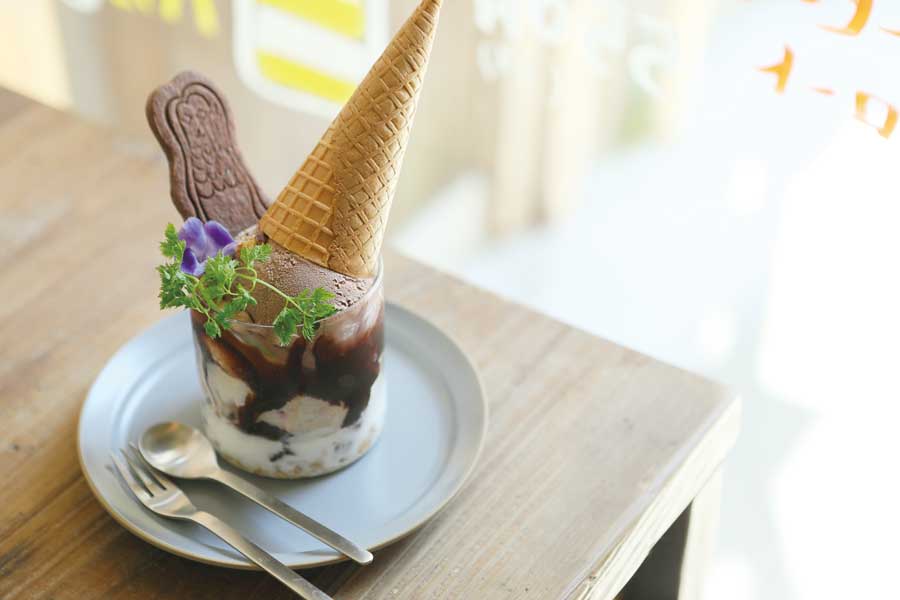 コーンがのったパフェ