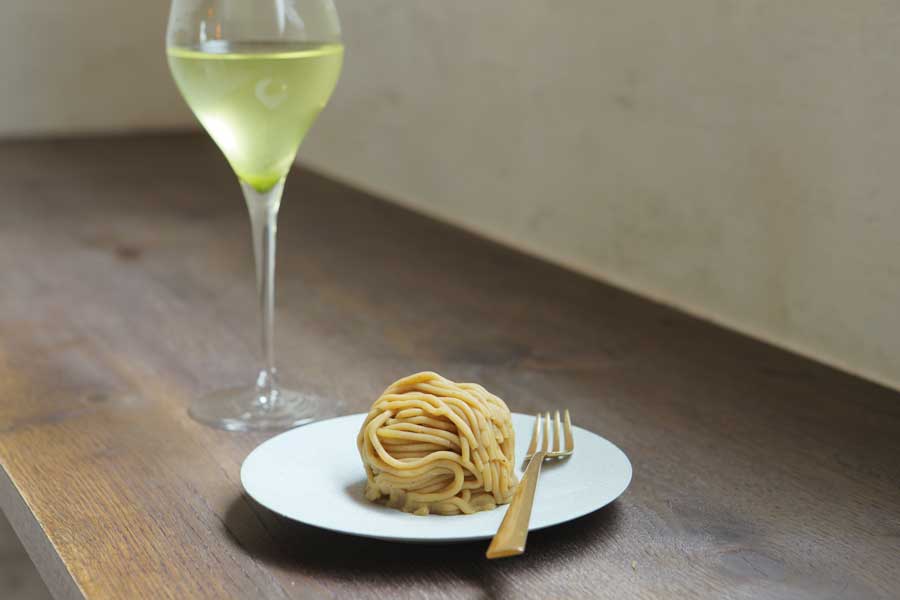 ワイングラスに注がれた日本茶と、モンブラン