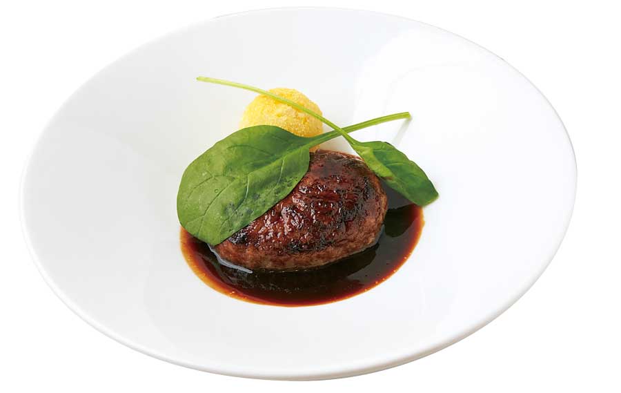 真っ白なお皿に盛られたハンバーグ