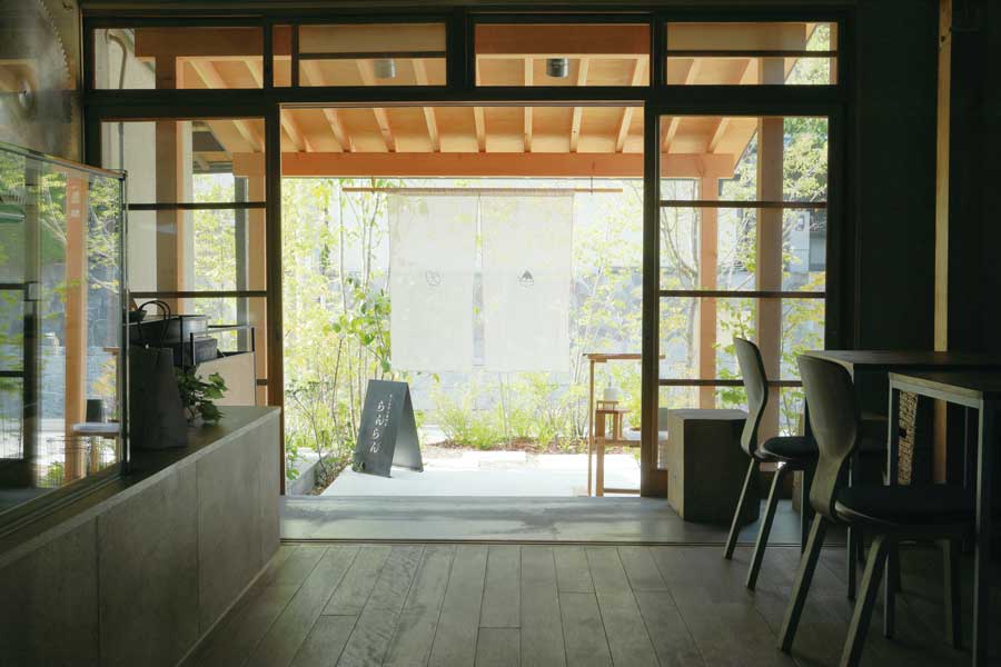 日が差し込むらんらんの庭