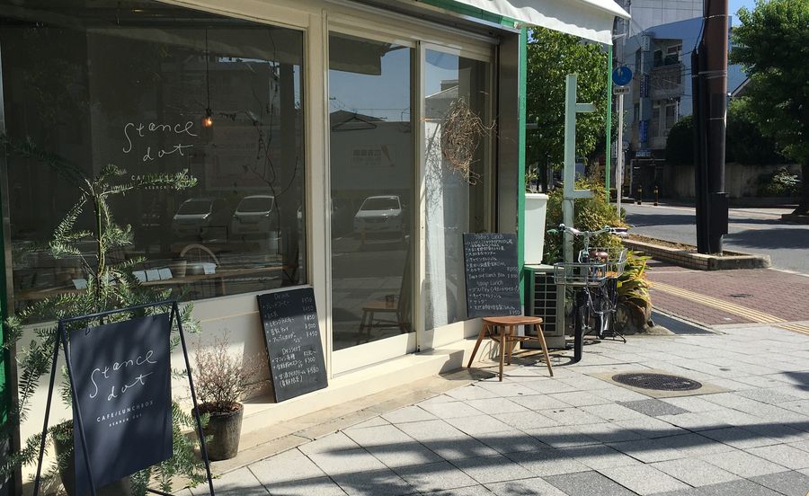 店の前は広くなっていて、開放感が