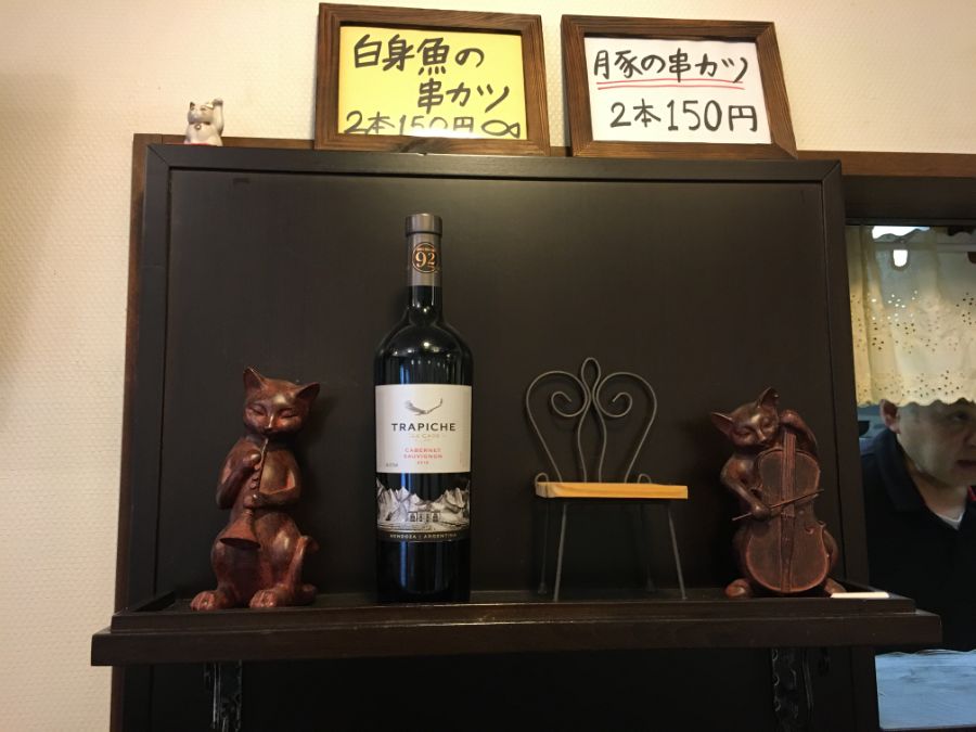 楽器を演奏する猫の置物