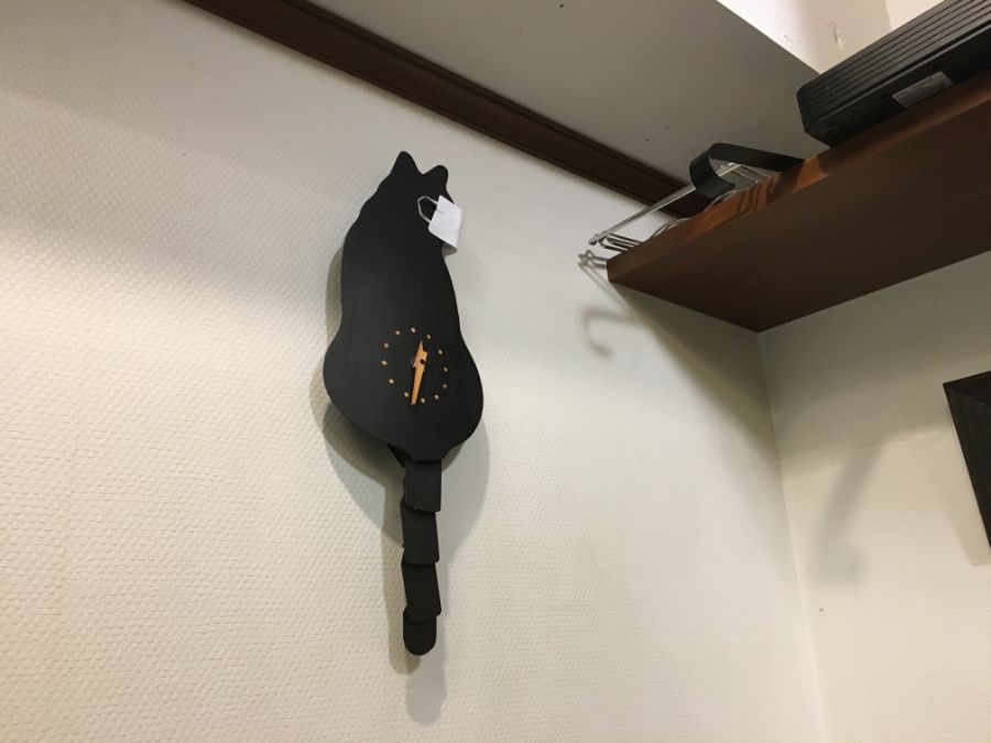 マスクをした黒猫の掛け時計
