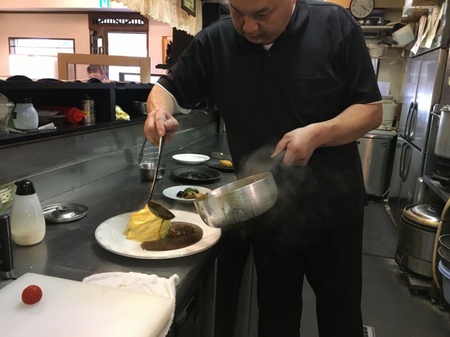 ドレープオムライスにソースをかける
島谷さん