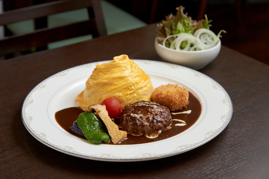 ドレープオムライスとハンバーグとエビクリームコロッケが一皿に