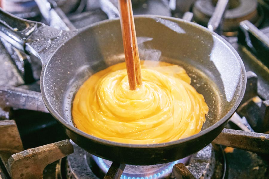 フライパンでふわふわの卵を作る様子